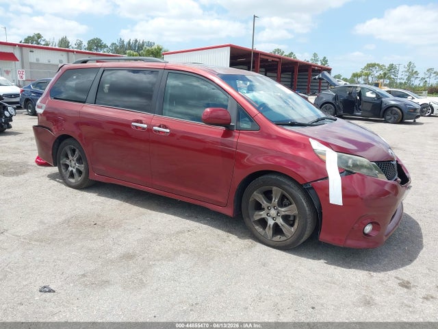 Salvage Toyota Sienna Image