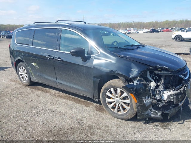 Salvage Chrysler Pacifica Image