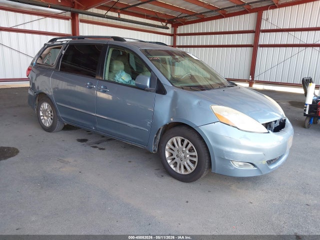 Salvage Toyota Sienna Image