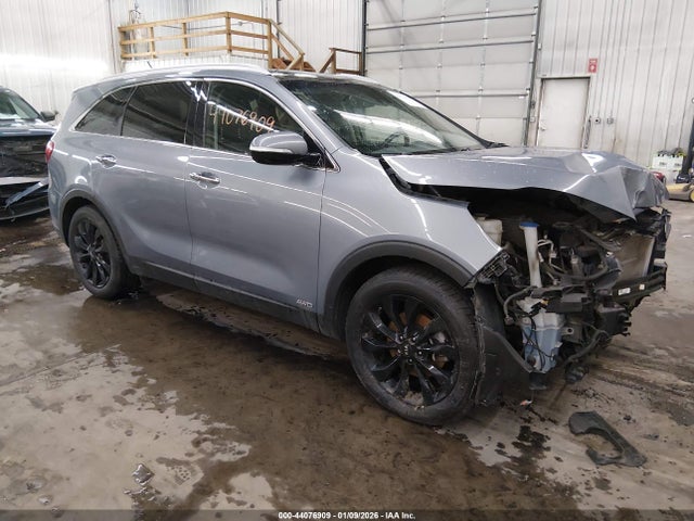 Salvage Kia Sorento Image