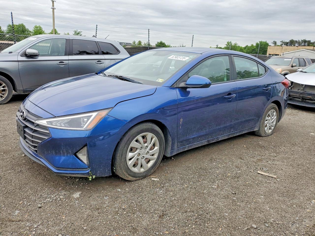 Salvage Hyundai ELANTRA Image