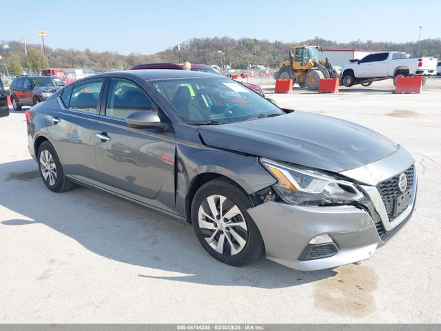 Salvage Nissan Altima Image