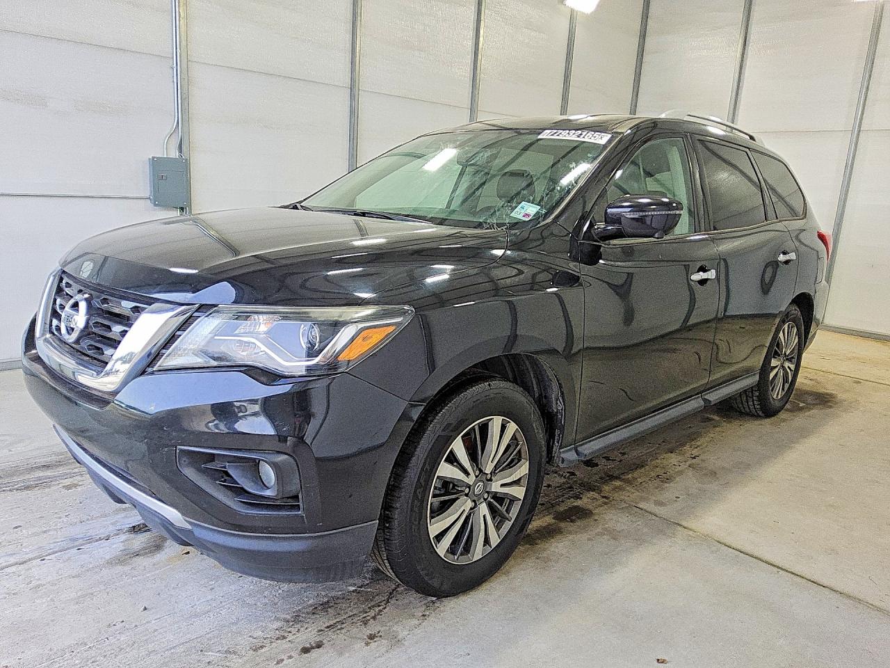 Salvage Nissan Pathfinder Image
