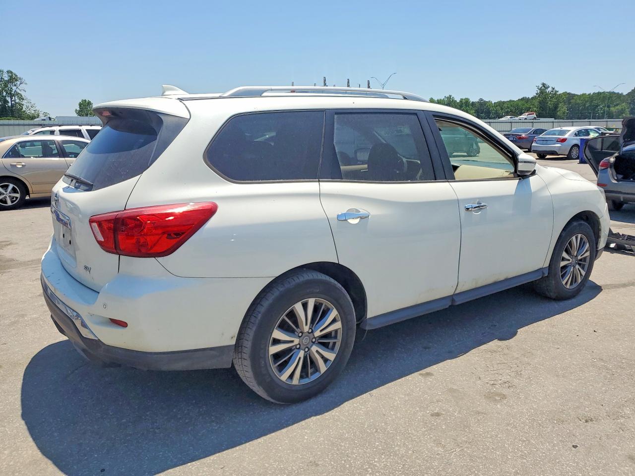 Nissan Pathfinder Sv