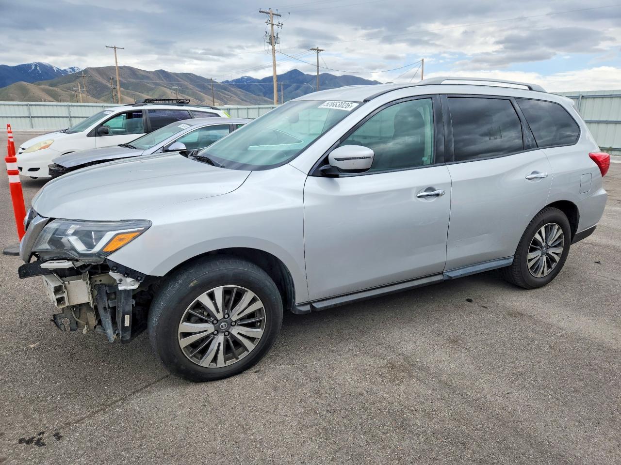 Salvage Nissan Pathfinder Image