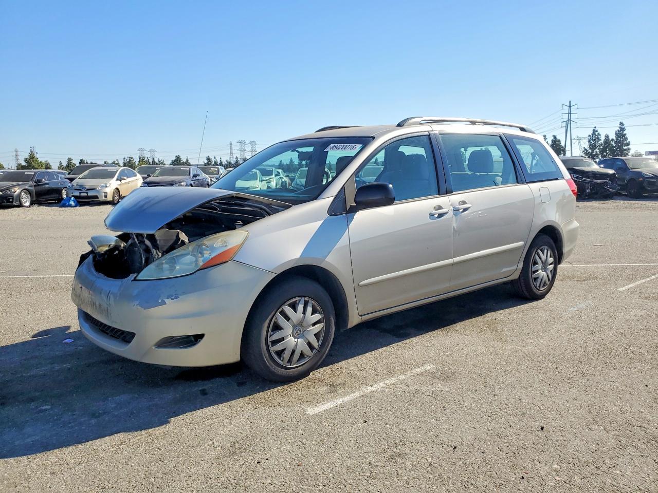 Salvage Toyota Sienna Image