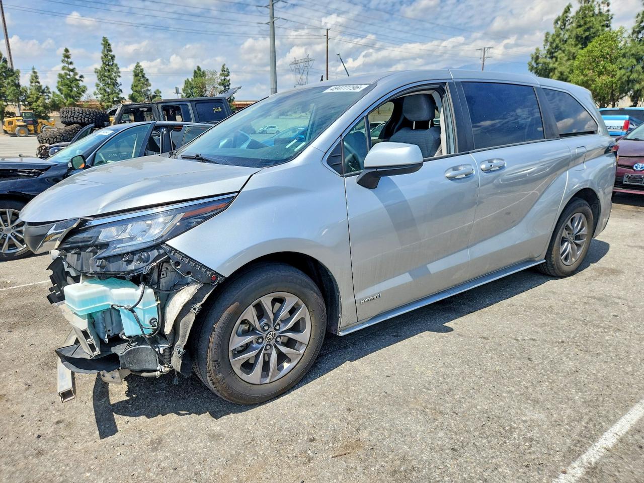 Salvage Toyota Sienna Image