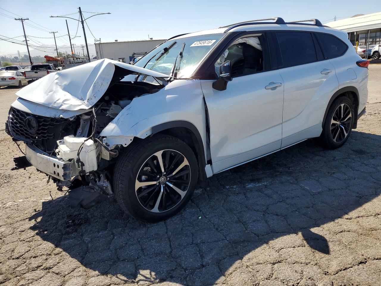 Salvage Toyota Highlander Image