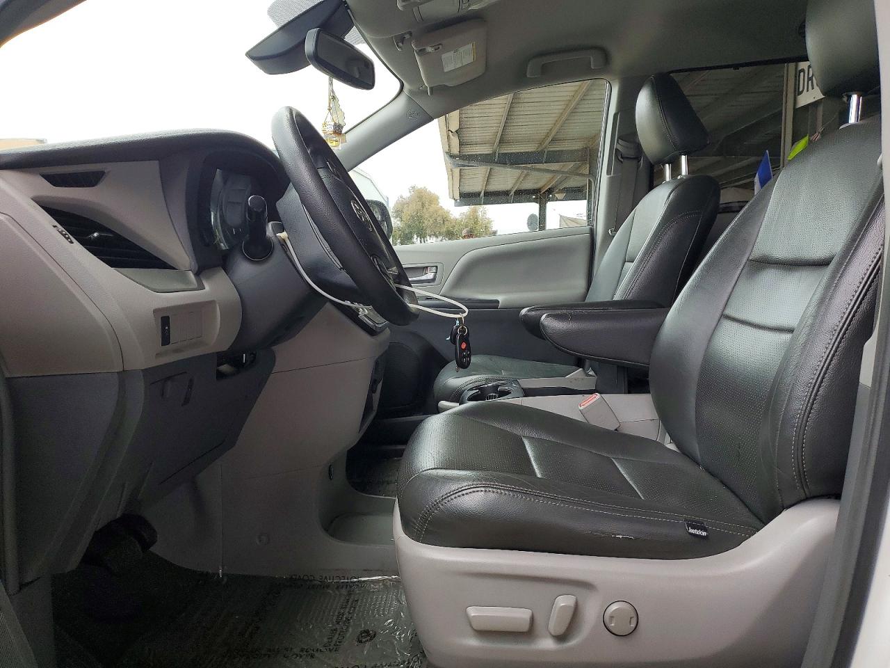 Toyota Sienna Le