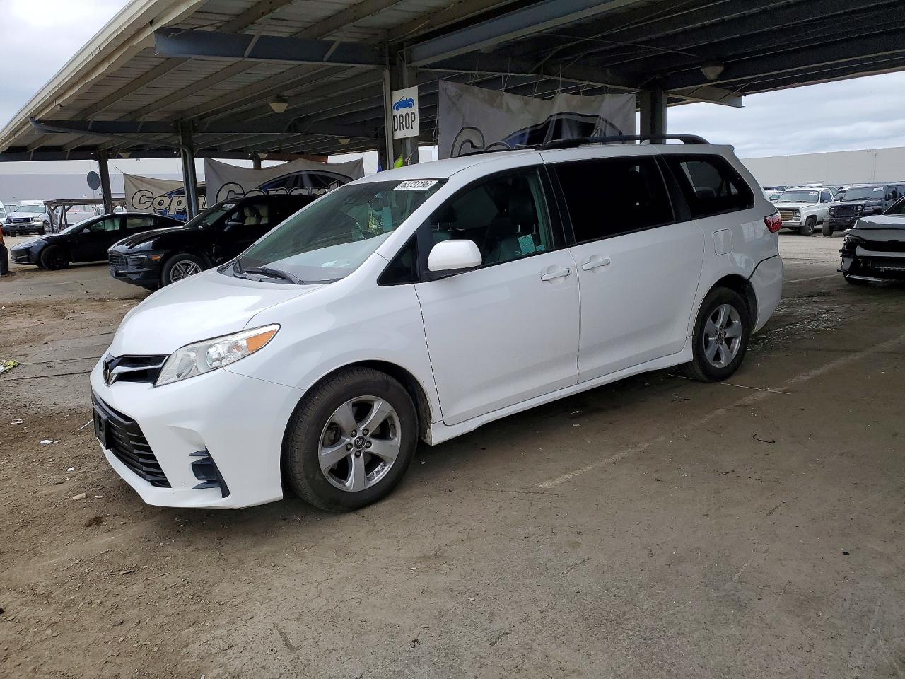 Salvage Toyota Sienna Image