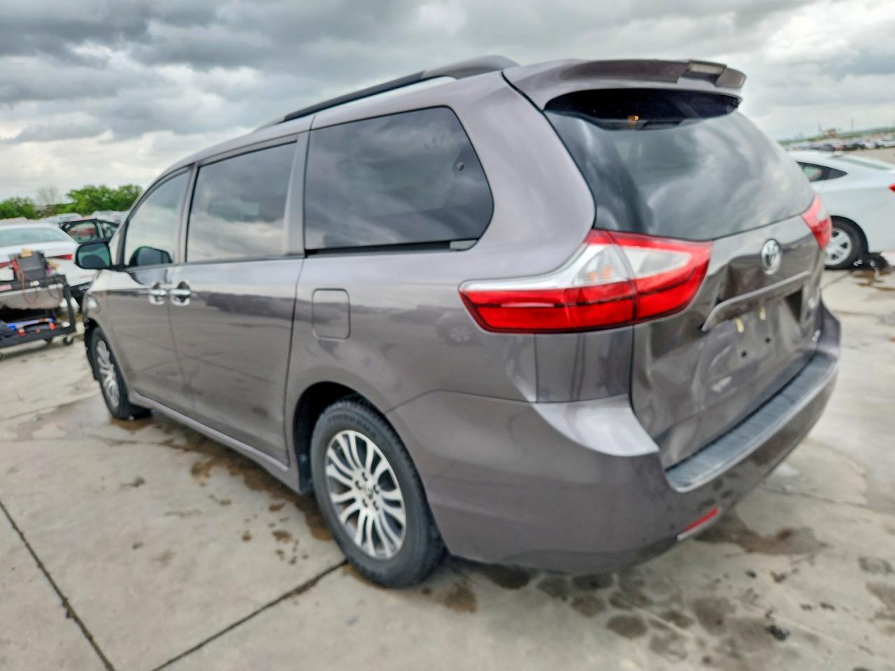Toyota Sienna Xle 8-passenger