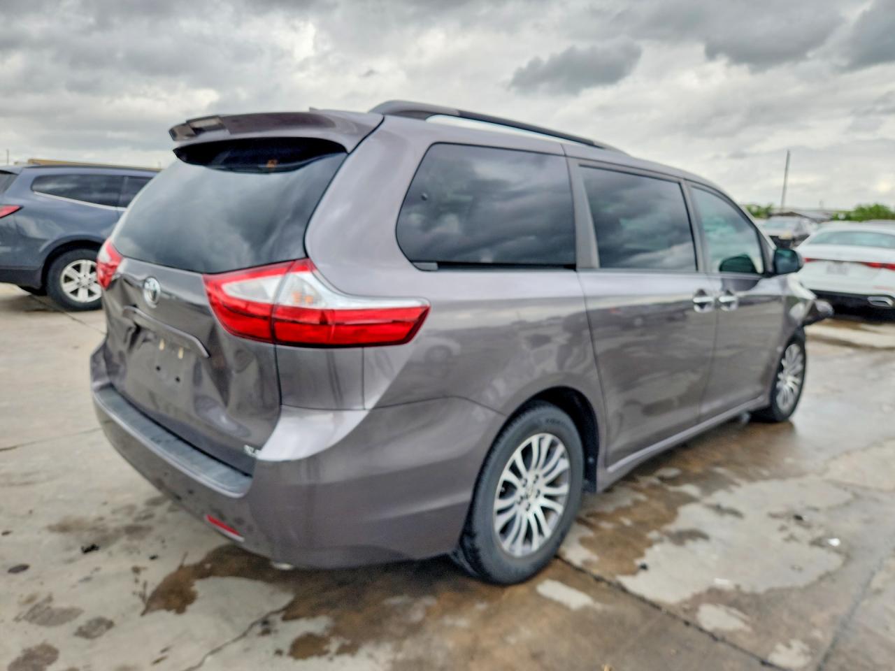 Toyota Sienna Xle 8-passenger