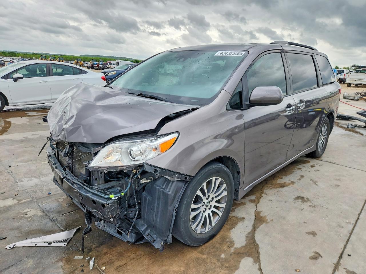 Salvage Toyota Sienna Image