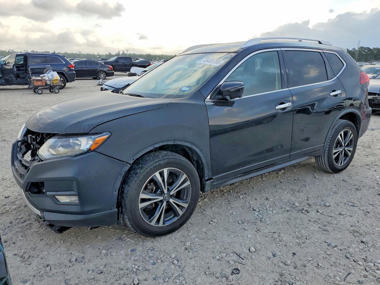 Salvage Nissan Rogue Image