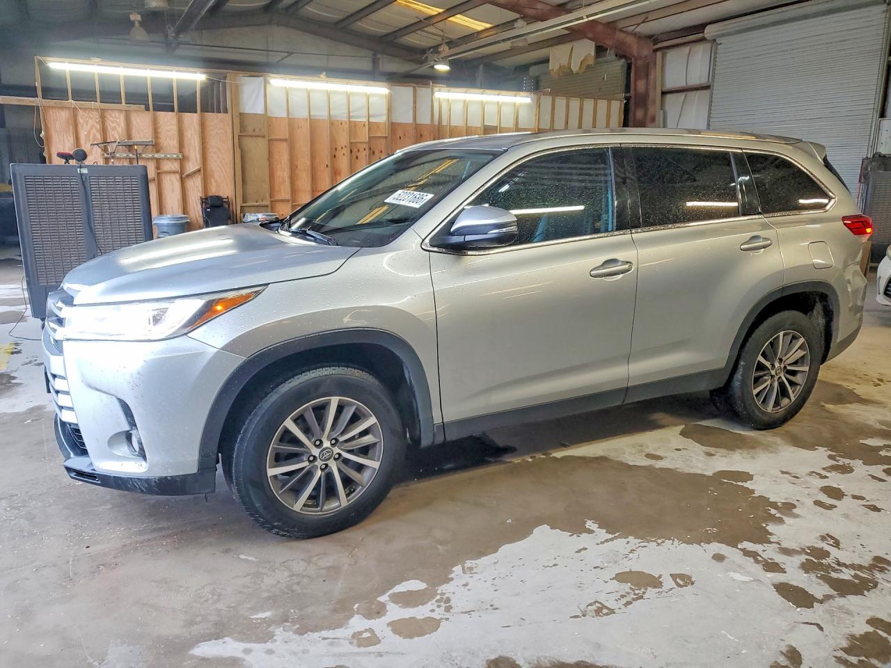 Salvage Toyota Highlander Image