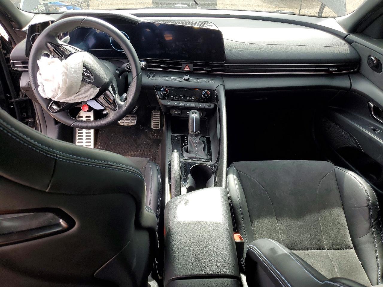 Hyundai ELANTRA Base