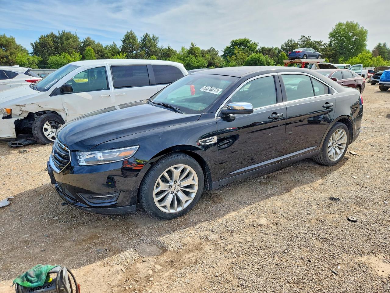 Salvage Ford Taurus Image