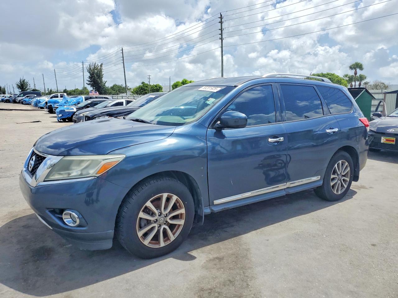 Salvage Nissan Pathfinder Image