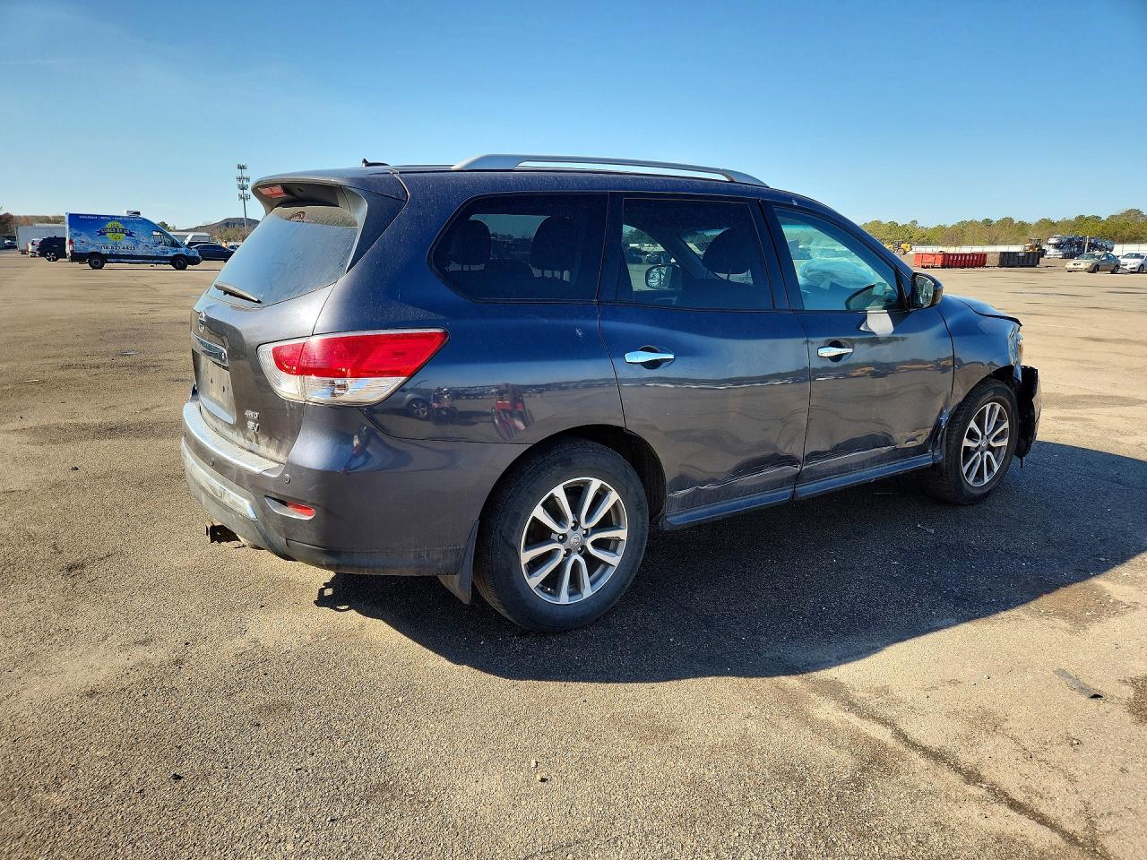 Nissan Pathfinder Sv