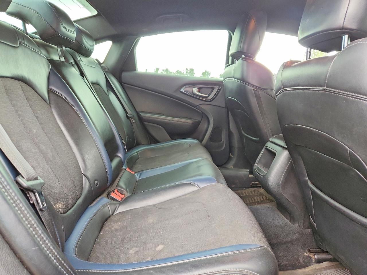 Chrysler 200 4d 4wd