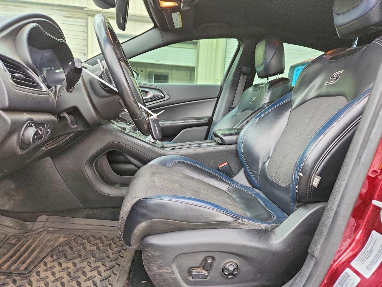 Chrysler 200 4d 4wd