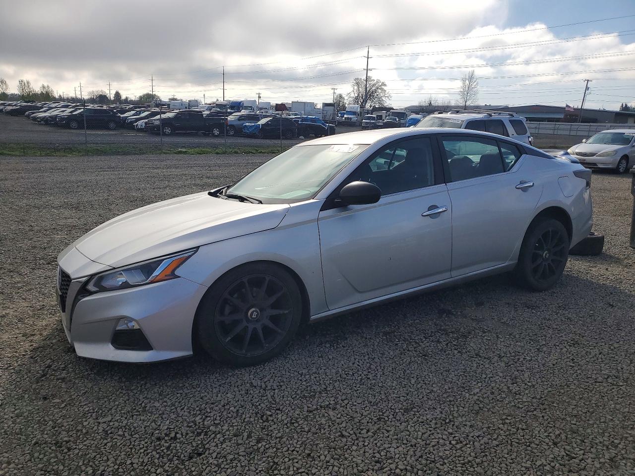 Salvage Nissan Altima Image