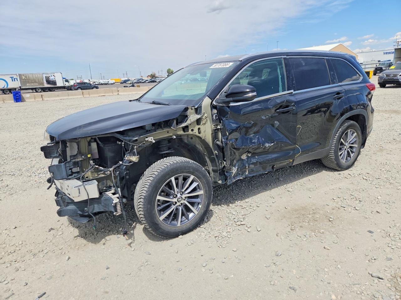 Salvage Toyota Highlander Image