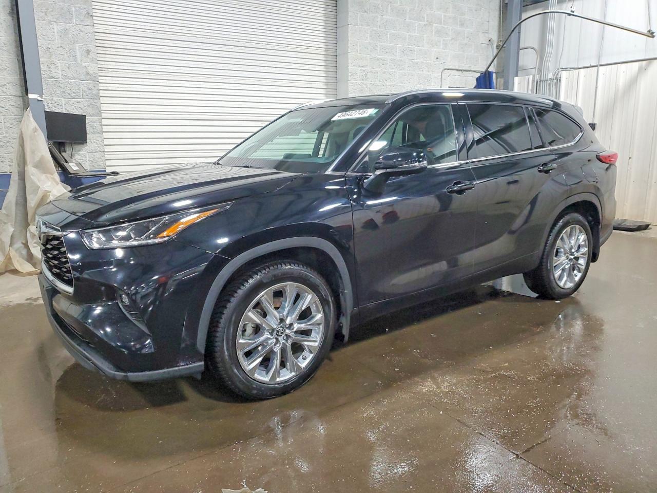 Salvage Toyota Highlander Image