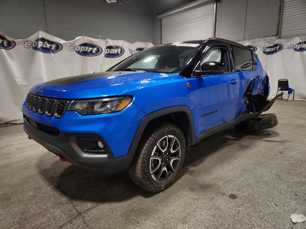 Salvage Jeep Compass Image