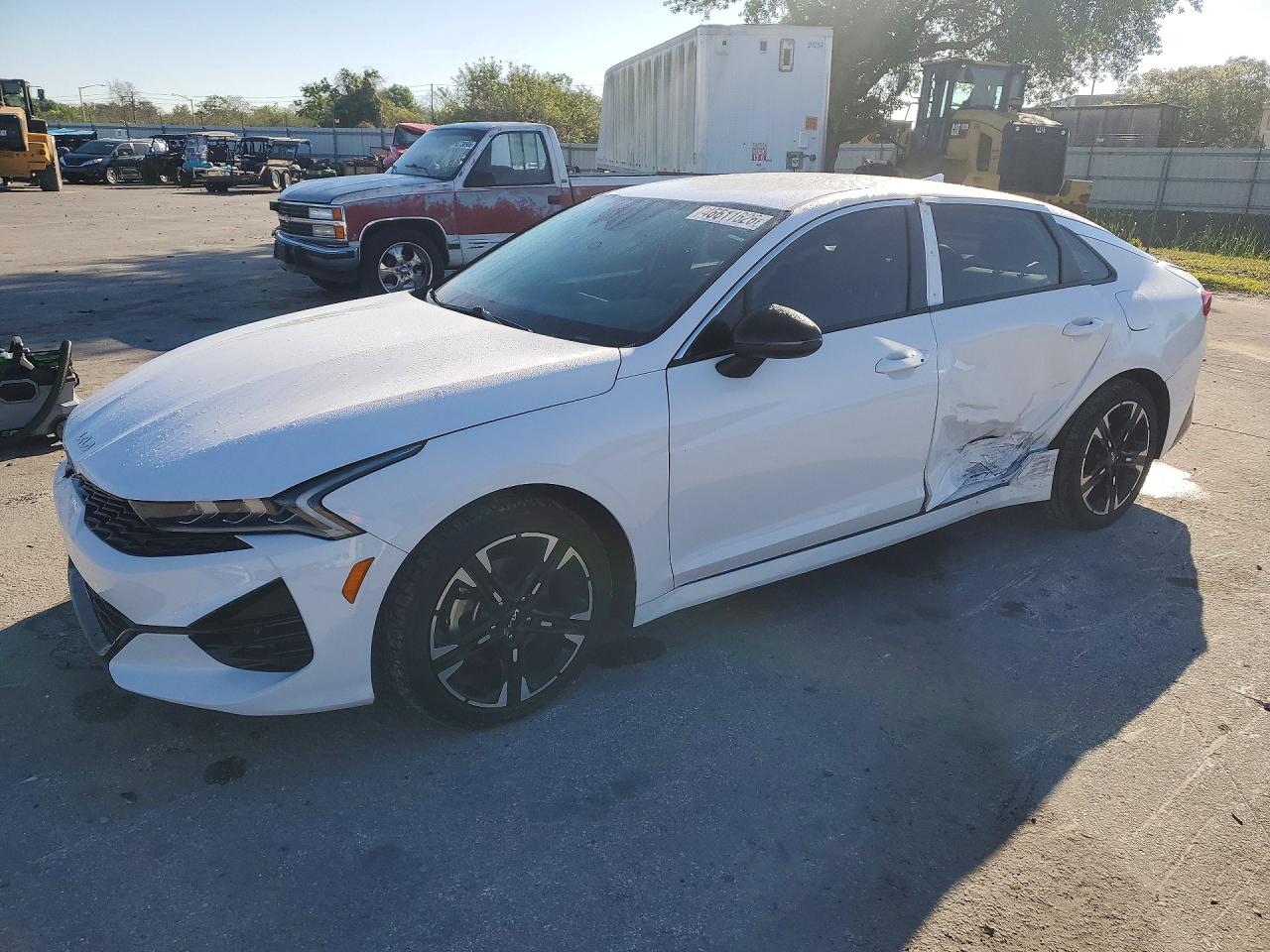 Salvage Kia K5 Image