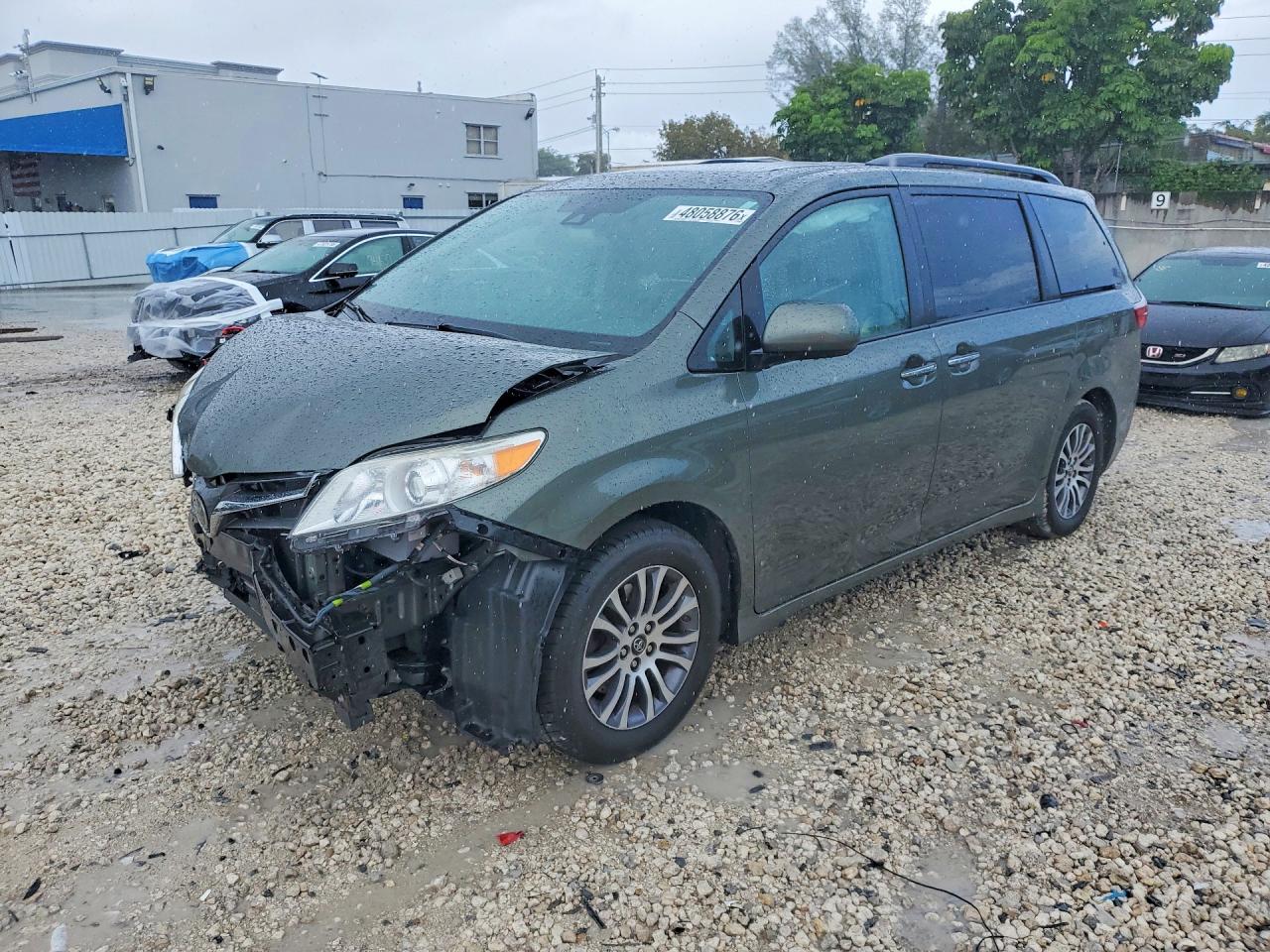 Salvage Toyota Sienna Image
