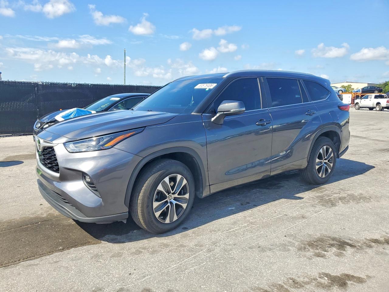 Salvage Toyota Highlander Image