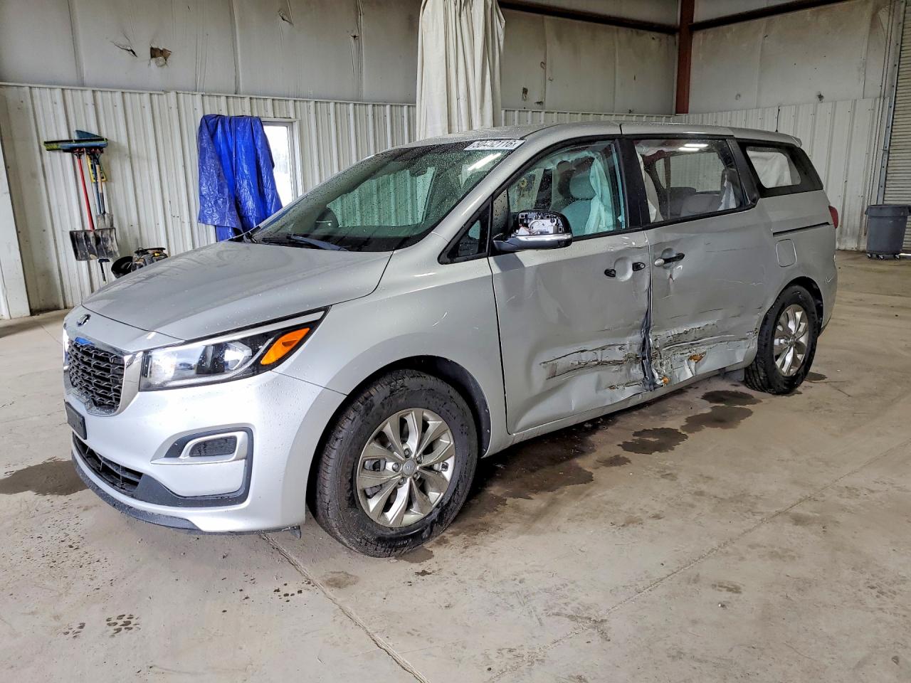 Salvage Kia Sedona Image