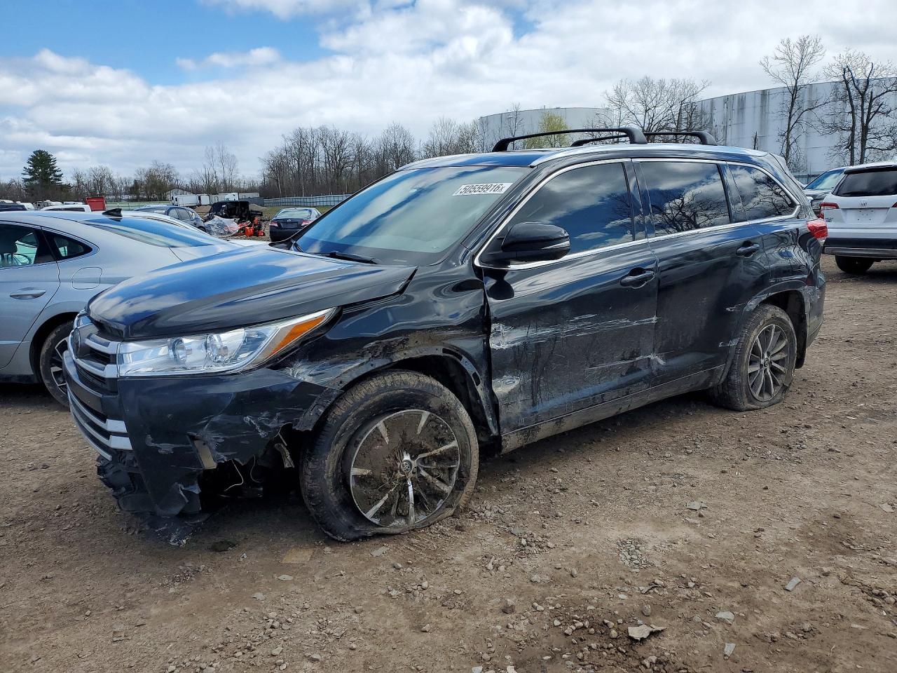 Salvage Toyota Highlander Image