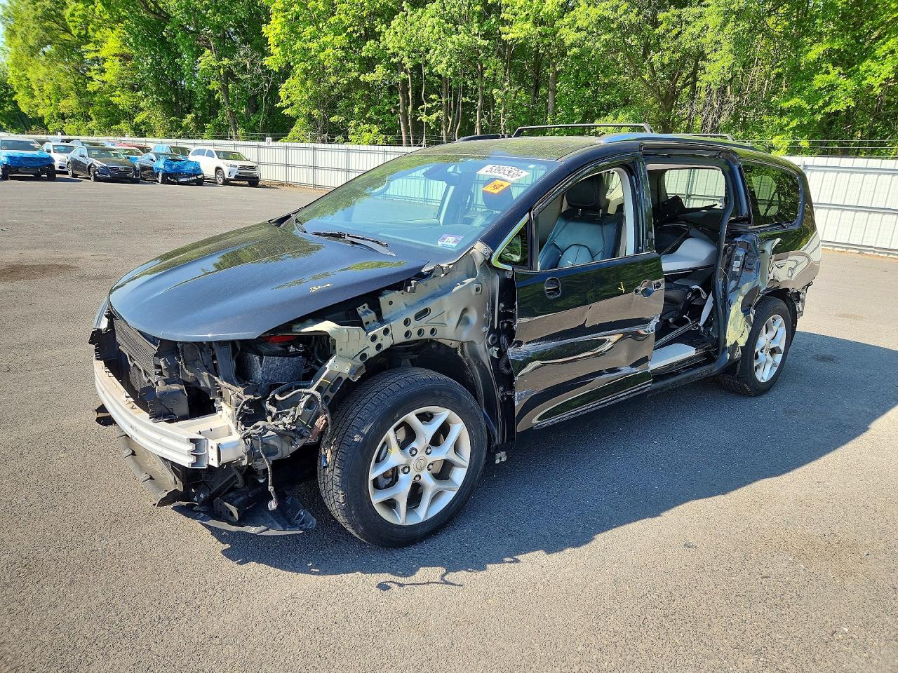 Salvage Chrysler Pacifica Image