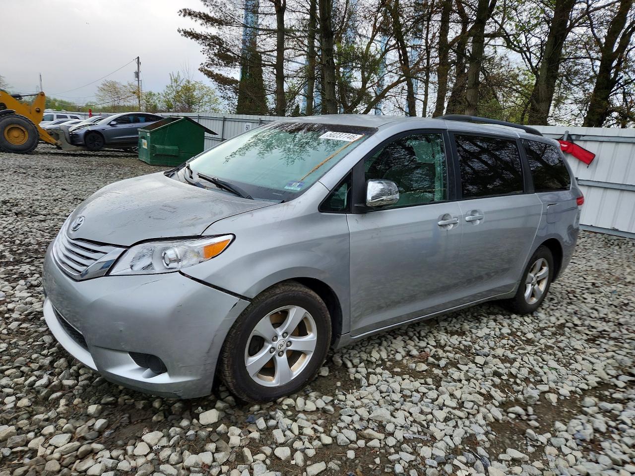 Salvage Toyota Sienna Image