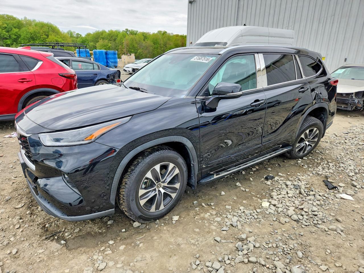 Salvage Toyota Highlander Image