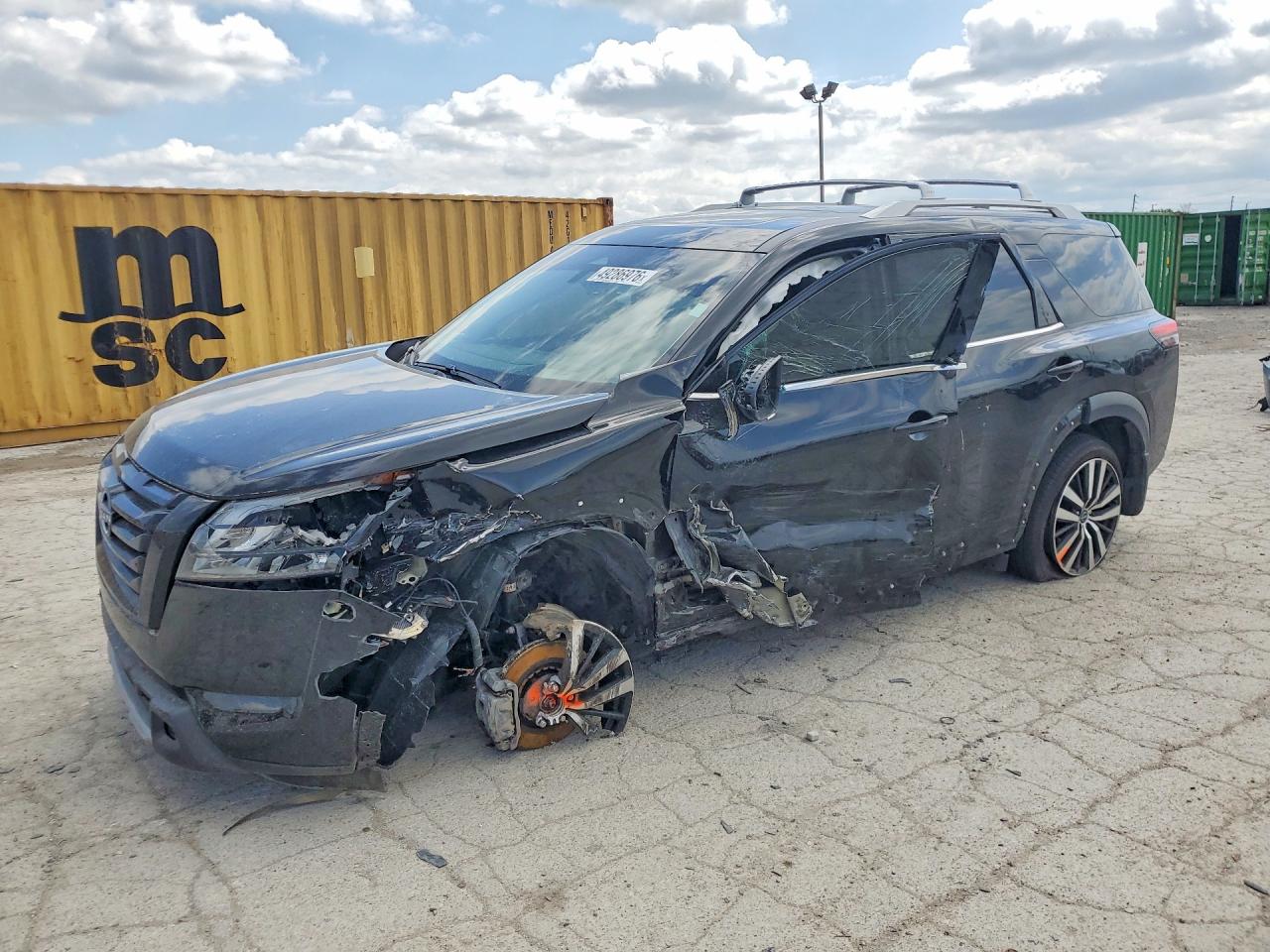 Salvage Nissan Pathfinder Image