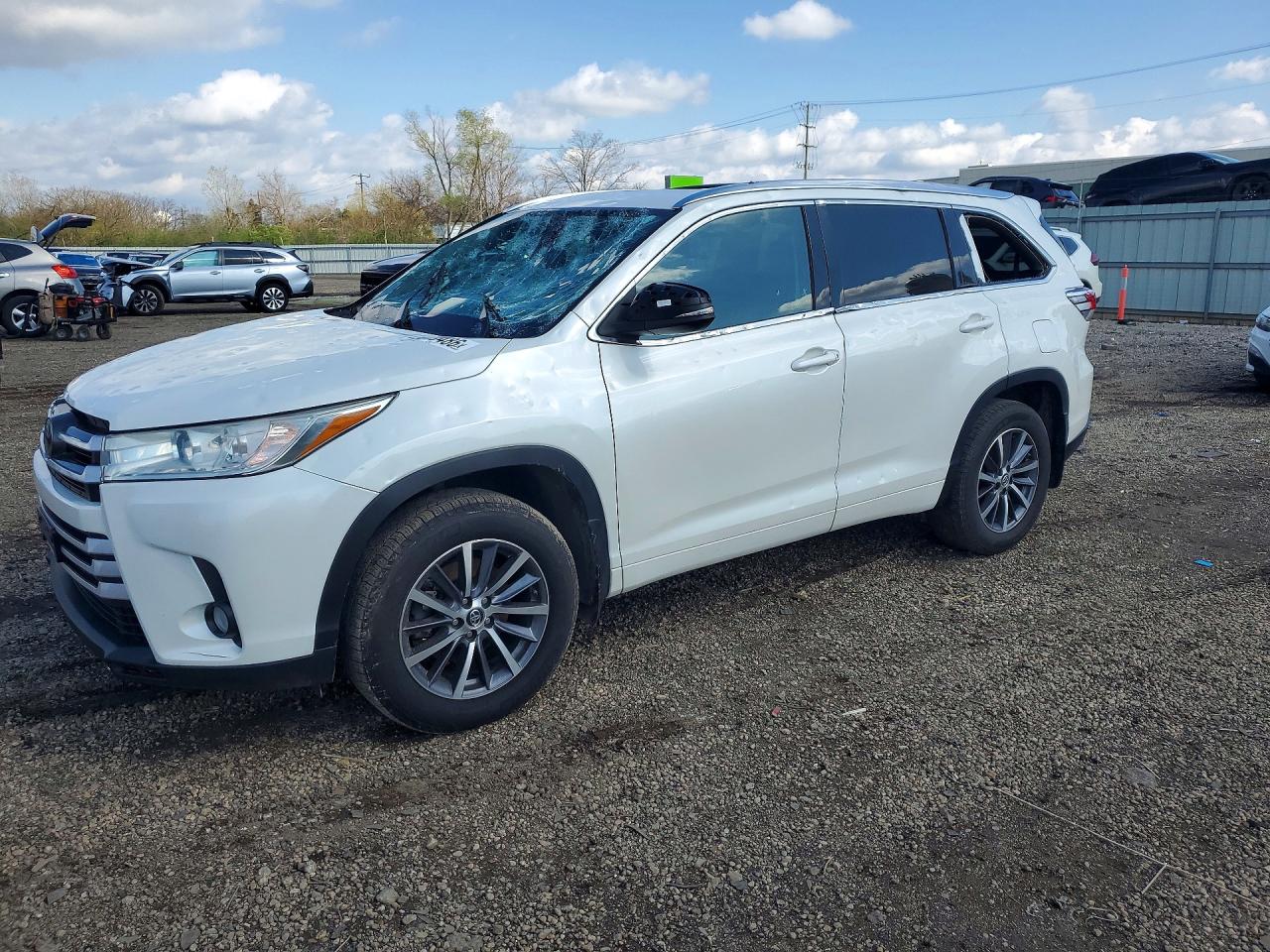 Salvage Toyota Highlander Image