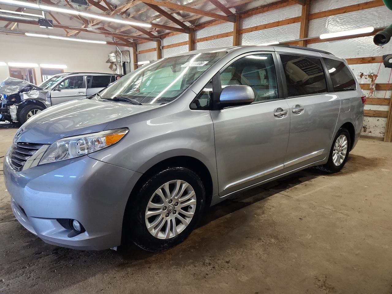 Salvage Toyota Sienna Image
