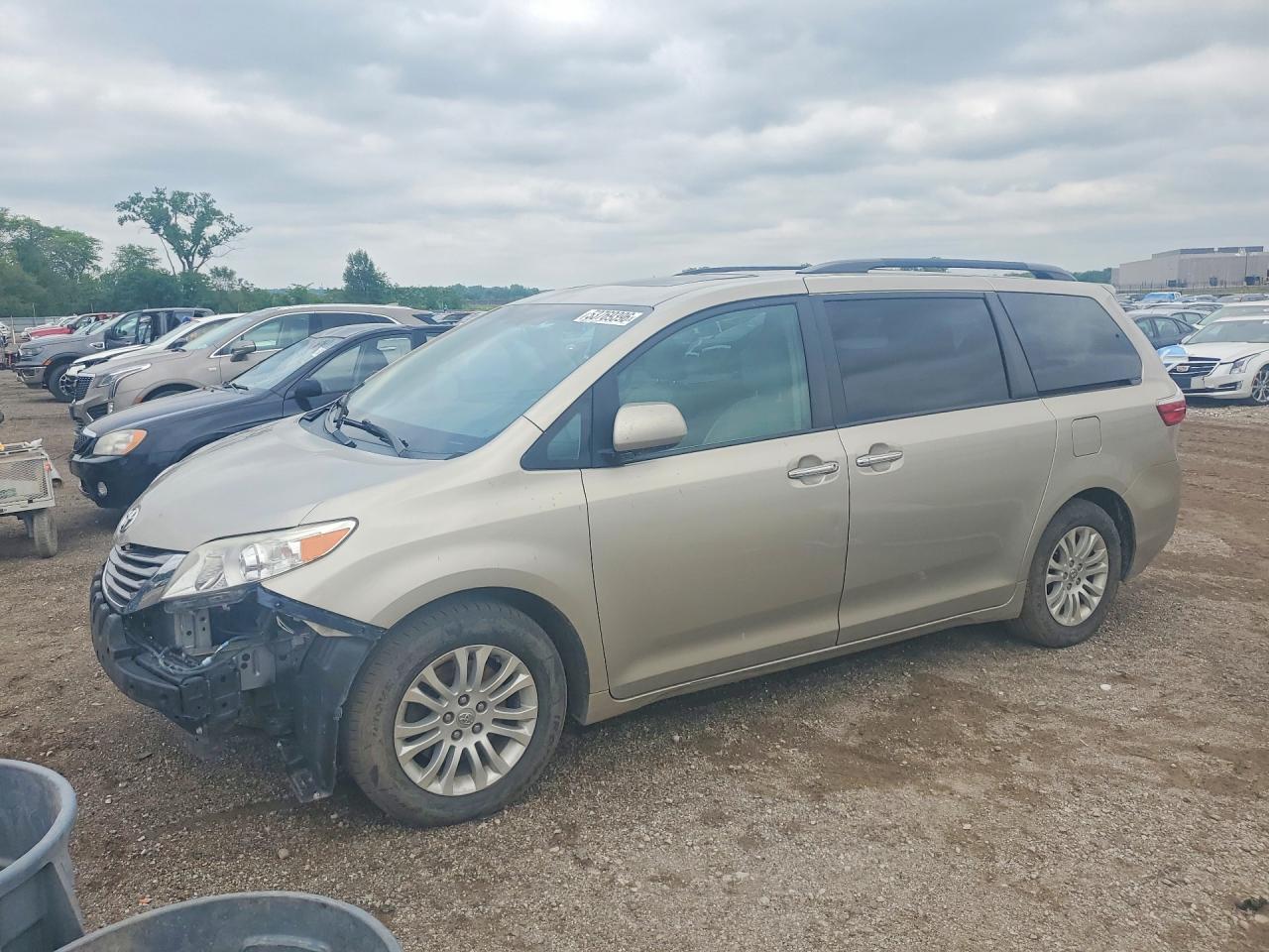 Salvage Toyota Sienna Image
