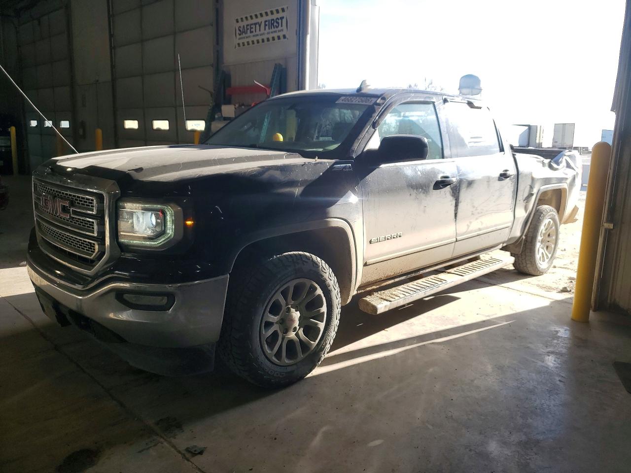 Salvage GMC Sierra Image