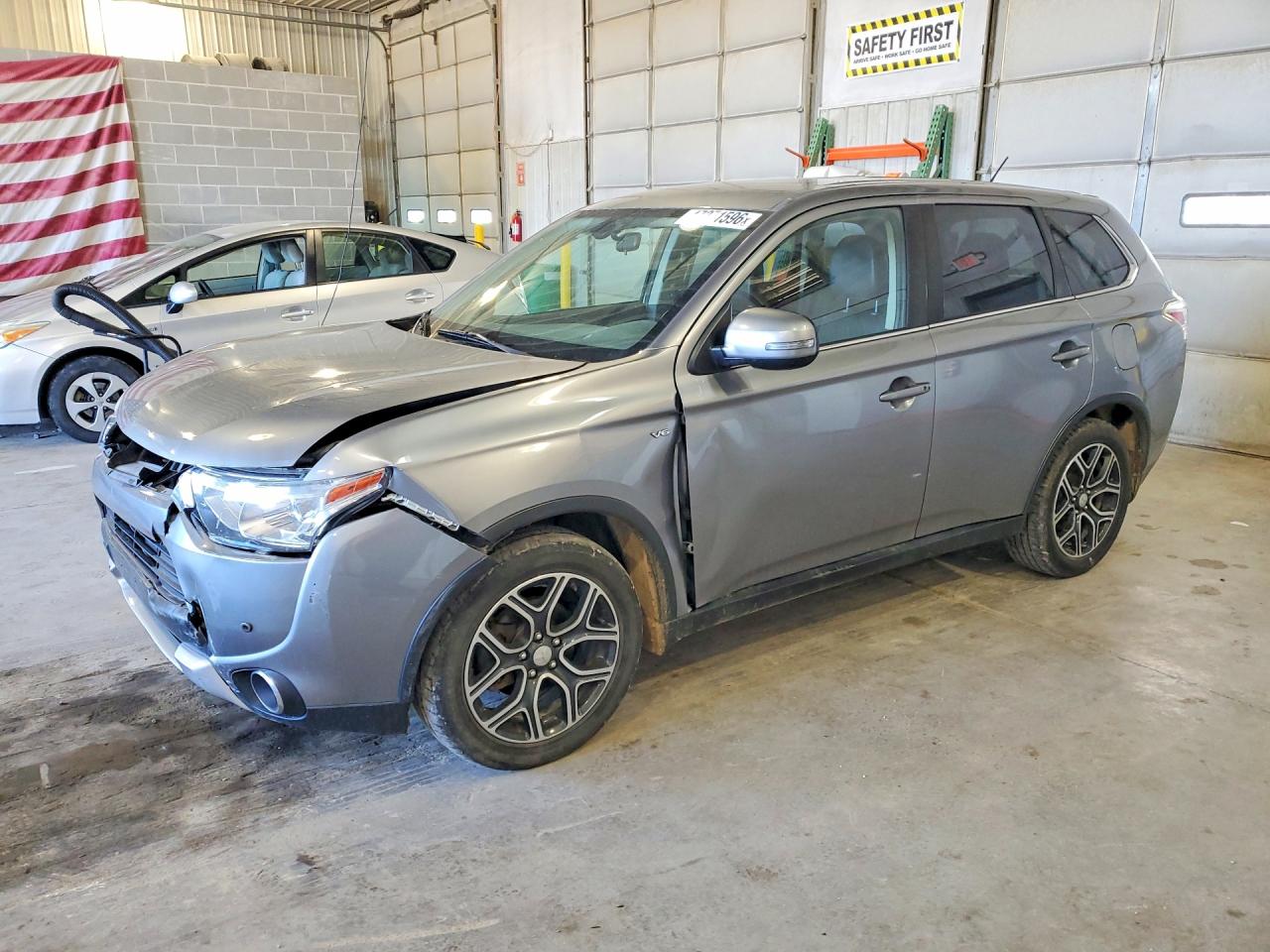 Salvage Mitsubishi Outlander Image