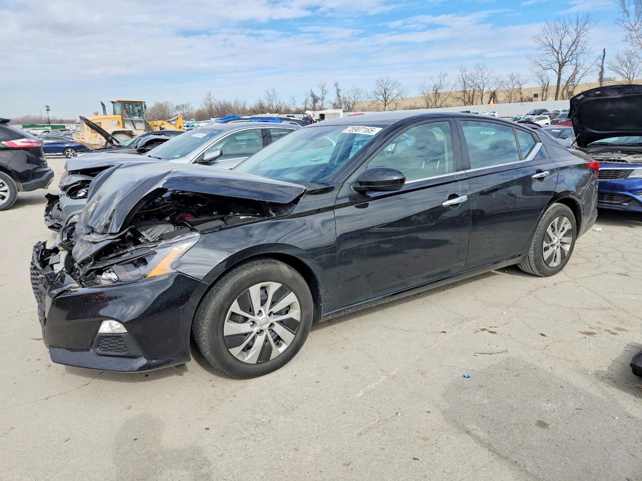 Salvage Nissan Altima Image