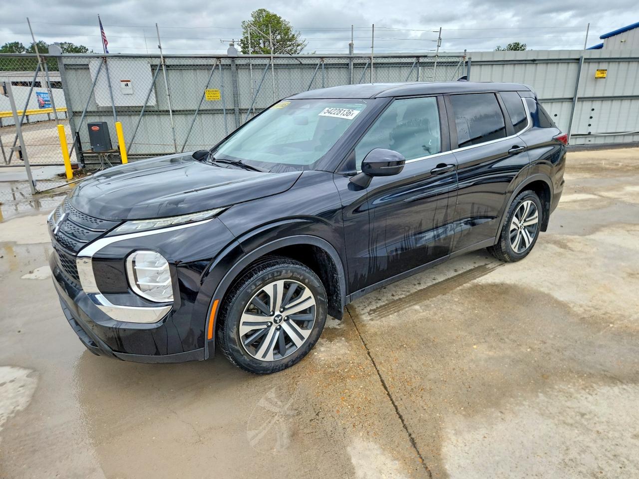 Salvage Mitsubishi Outlander Image