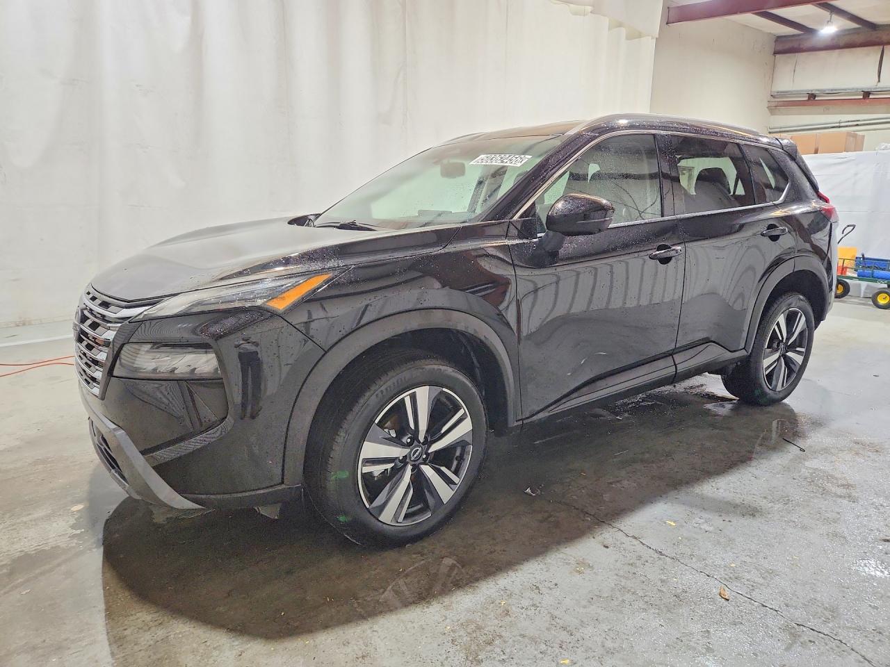 Salvage Nissan Rogue Image