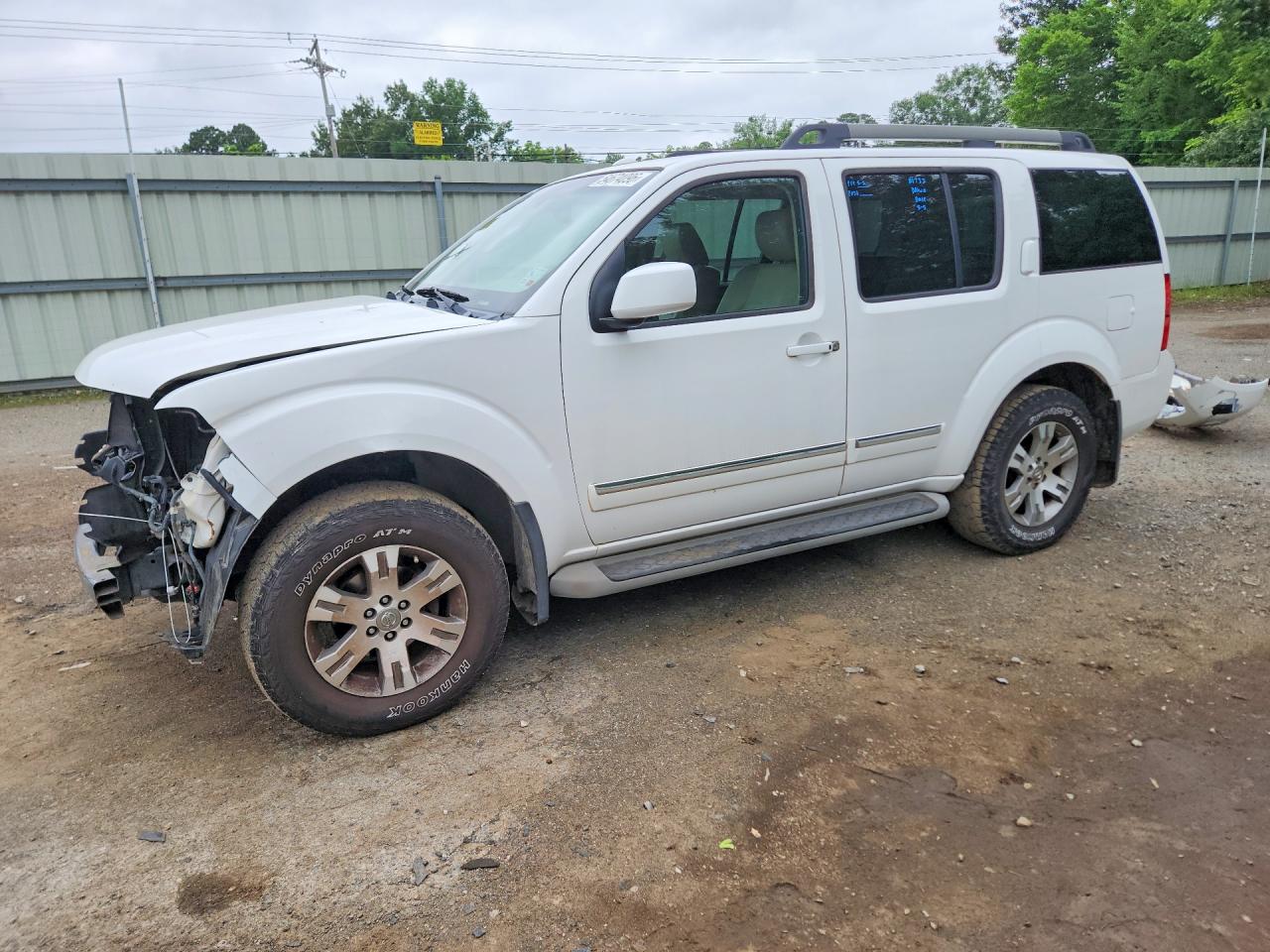 Salvage Nissan Pathfinder Image