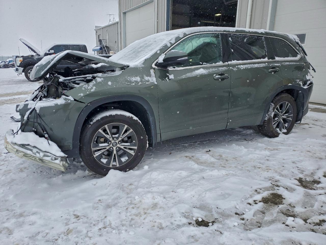 Salvage Toyota Highlander Image