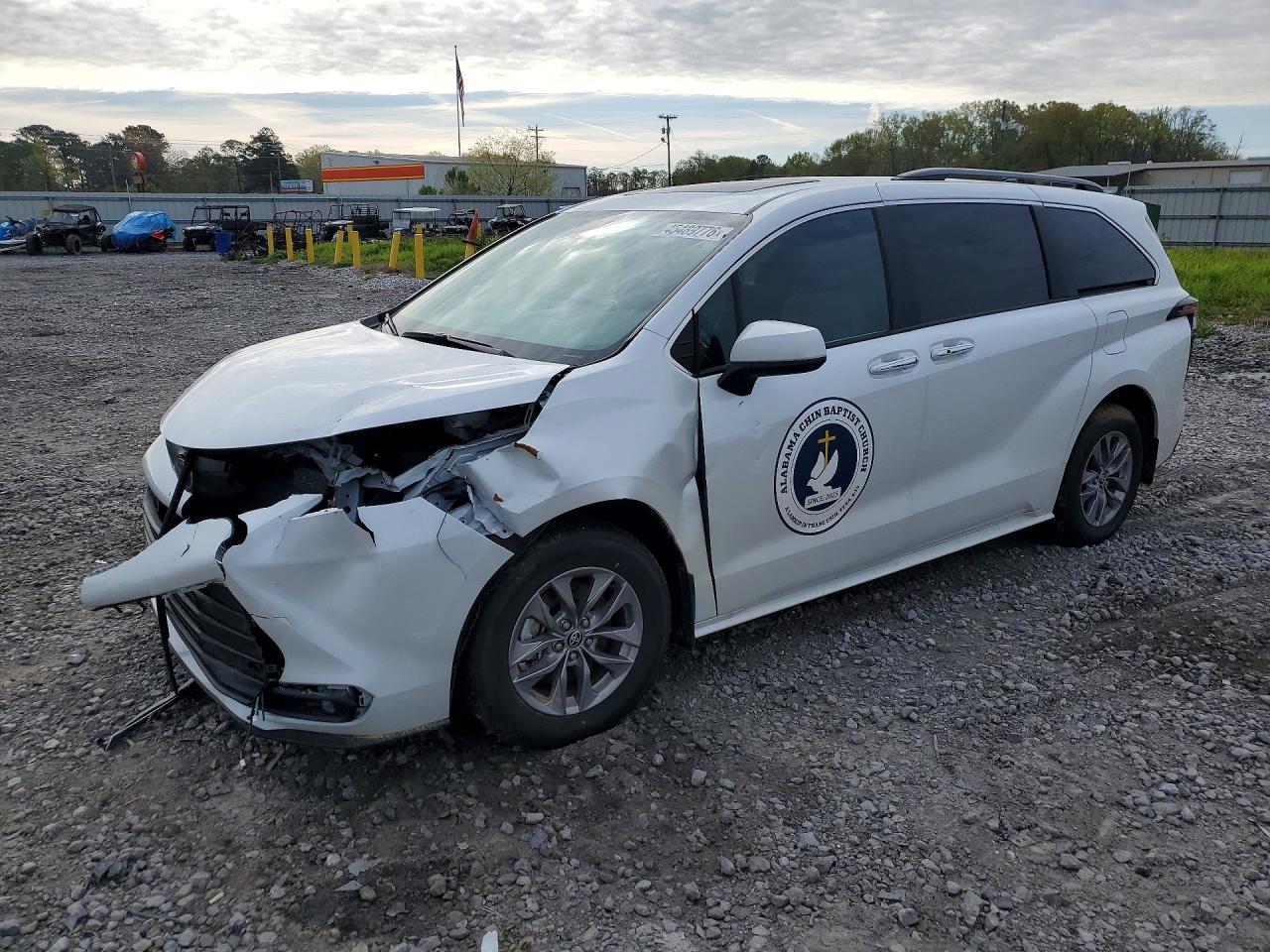 Salvage Toyota Sienna Image