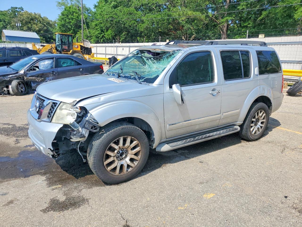 Salvage Nissan Pathfinder Image